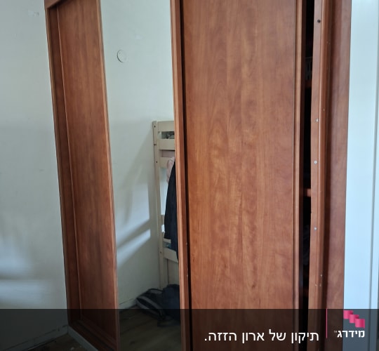 ארון עץ עם דלתות הזזה ומראה